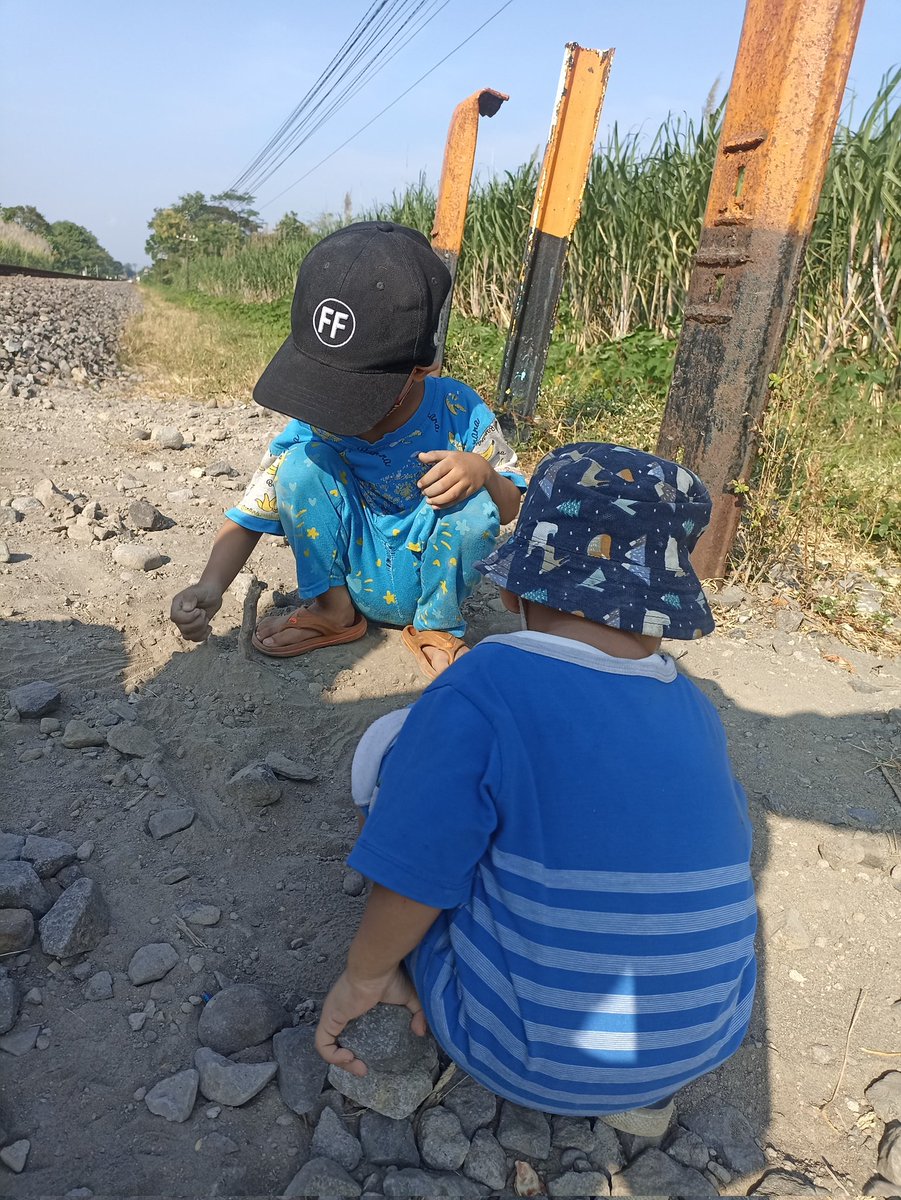 mbolank nungguin pengen liat kereta lewat...