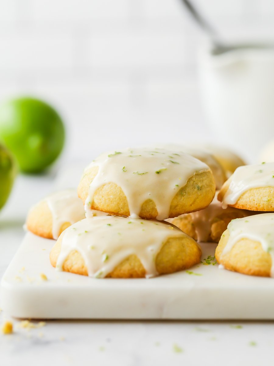 These lime cornmeal cookies have a soft buttery texture and deliver a punch of tart lime flavor in both the cookies and lime glaze. completelydelicious.com/cornmeal-lime-…