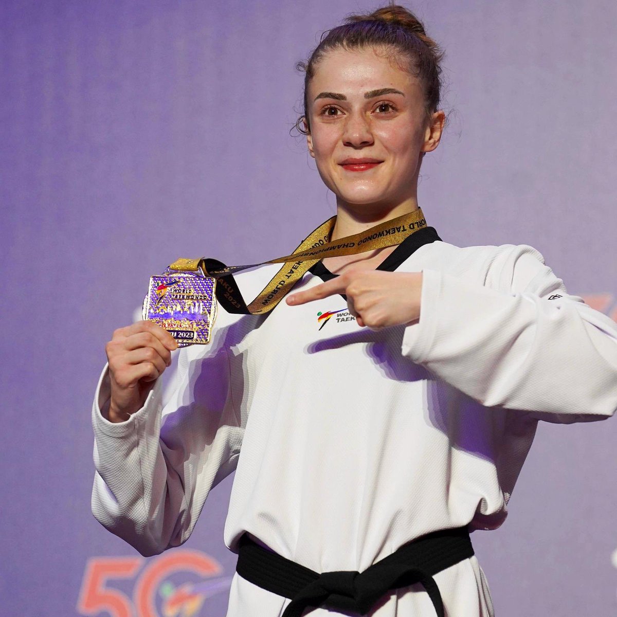 🥋Azerbaycan'da düzenlenen Dünya Taekwondo Şampiyonası’nda kadınlar 49 kiloda milli sporcumuz Merve Dinçel, son olimpiyat şampiyonu Tayland’dan Panipak Wongpattanakit’i mağlup ederek altın madalyanın sahibi oldu.🥇 👏🏻👏🏻👏🏻👏🏻👏🏻