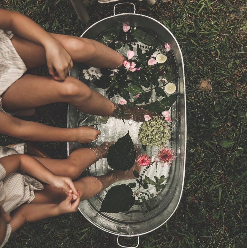 Breocare's tweet photo. ❤️Foot soaking and massage are two effective ways to relieve foot fatigue and promote overall relaxation. Let's take a closer look at how these methods can benefit your body.
Foot soaking is a simple yet effective way to relax your feet. 🦶🚶‍♀️
#lifestyle #footpain #massager #breo https://t.co/ypTggu0LeA
