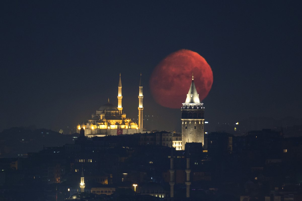 🌖Galata Kulesi, Fatih Camii ve Ay aynı karede...

trthaber.com/foto-galeri/ga…