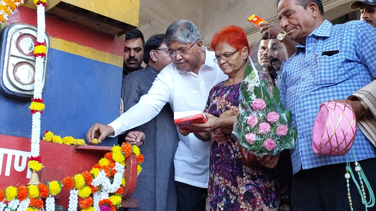 Happy Birthday Deccan Queen Express , Birthday celebration of Deccan Queen Express at Pune Junction
<a href="/Central_Railway/">Central Railway</a> 
<a href="/drmpune/">DRM Pune</a> 
<a href="/drmmumbaicr/">DRM Mumbai CR</a> 
<a href="/GM_CRly/">GM Central Railway</a>
<a href="/ChDadaPatil/">Chandrakant Patil</a>