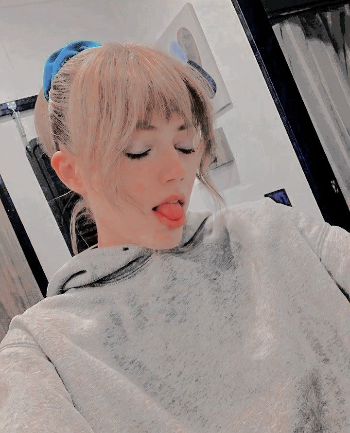 Pues , ¡ hola ! Esta rubia está de vuelta . 
Si dan fav , que ando a correr para dar una mención .
Si es rt &amp; fav , voy a su DM .
¡ Besitos !