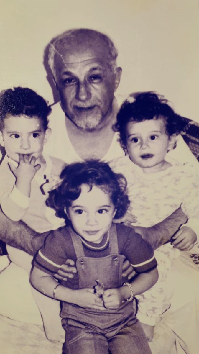 يروي فضيلة الشيخ "علي الطنطاوي" رحمه الله وطيب ثراه :
رأيتُ ابنتي البارحة تأخذ قليلاً من الفاصوليا والأرز .. ثم وضعتْها في صينية نحاس وأضافت إليها الباذنجان والخيار وحبّات من المشمش ..
و همَّتْ خارجةً .. فسألتُها : لمنْ هذا ؟
فقالت: إنه للحارس .. فقد أمرتْني جدّتي بذلك ...
فقلتُ: