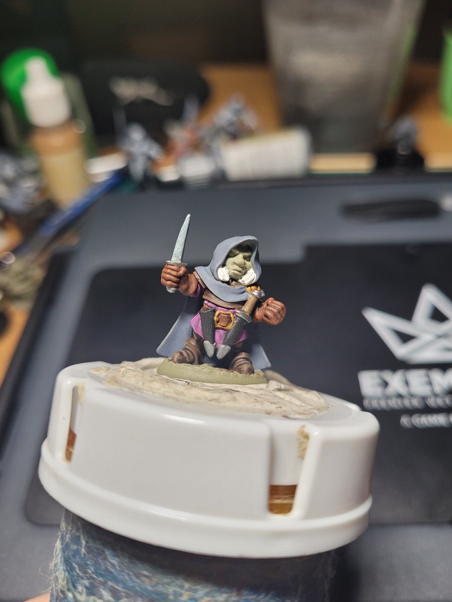 WIP Wednesday, working on a Svirfneblin Rogue #wip #miniaturepainting #miniaturepainter #reaperbones #svirfneblin