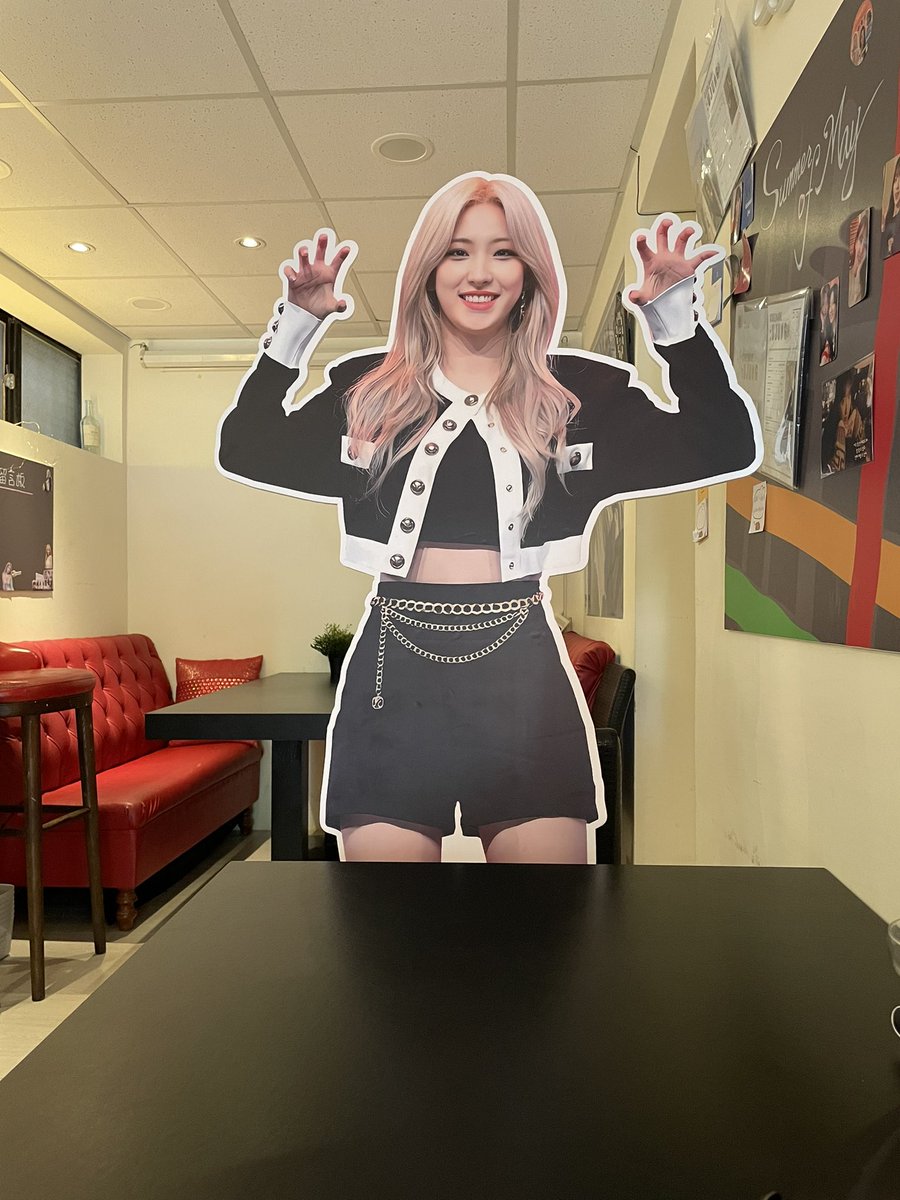 我本來在綁鞋帶，直到被點了一下肩膀，一抬頭，哇…….