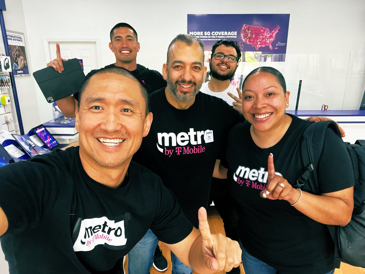 Nice seeing one of our engaged partners in Sacramento 💪💪 with a star-studded field team! Moe all about making MO-MONEY but most importantly driving the Best Retention and Customer Experience in the Nation 👍👍 #TeamHustle ~> @DejaMinusTheVu @Eli_Hy @TMobile @MetroByTMobile