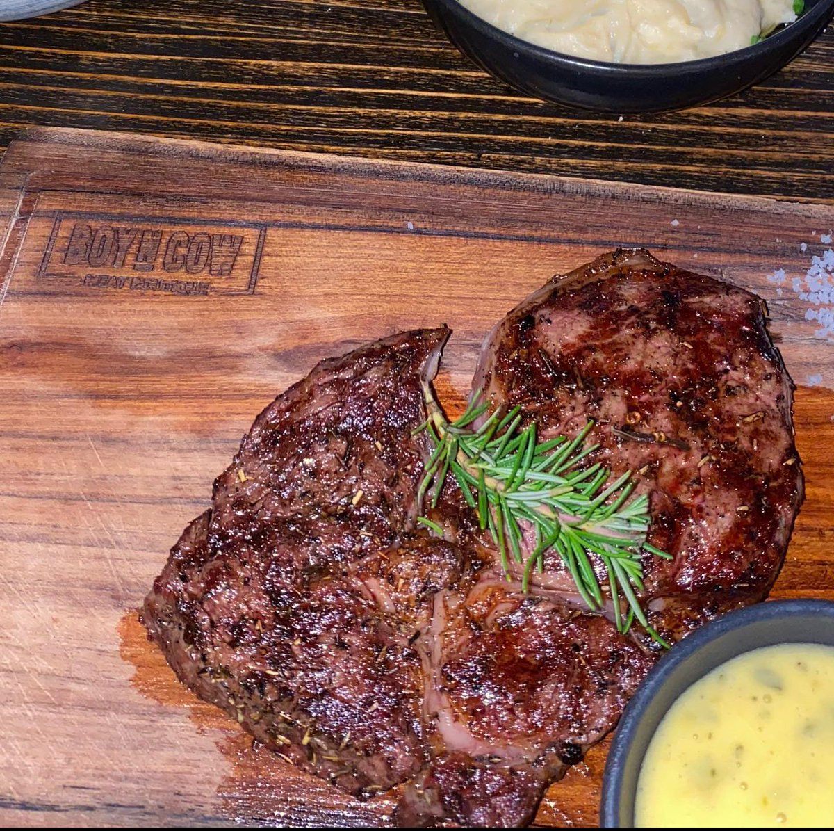 #wednesdaynight #wednesdaynightdinner #dinner #dinnertime #steak #steakhouse #tomahak #tomahaksteak #ribeye #vegetables #redwine #Delicious #yummyfood #GoodNightTwitterWolrd 🍴🥩🍖🥗🍷😋