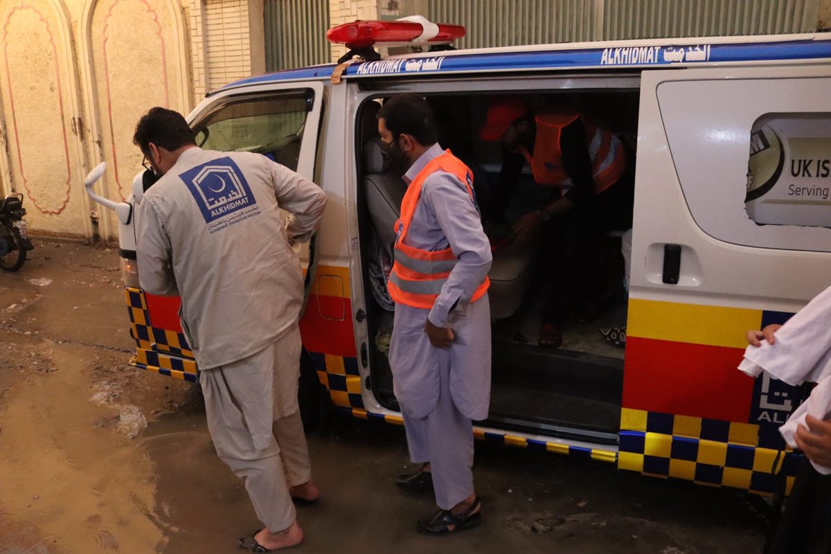 KpAlkhidmat's tweet photo. نے ضلعی صدر منظر مسعود خٹک کی نگرانی میں سبھی بچوں کو بحفاظت ریسکیو کیا اور مدرسہ سے پانی نکالنے کے لئے جنریٹر کا بندوبست کیا۔
#savelife #floods #floodeffected #raining #dikhan #kpk #Pakistan https://t.co/n7Am8zH4uh