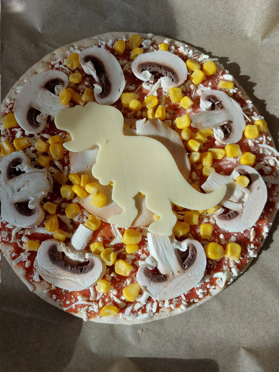 EllaRonii's tweet photo. Gestern Abend gab's Pizza für die Nerven.
Mein inneres Kind hat sich sehr gefreut. 😅😊🦖 https://t.co/dgvKeNlVJS