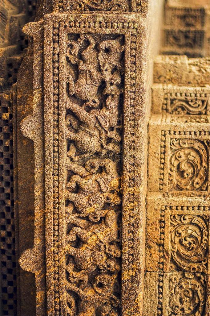 A moulding of Chhaya Devi temple depicting the beautiful elephant procession and a horse rider at the first. Surya Deva Temple #Konark, #Odisha. 

It’s perhaps a sign of victory of the Kalingan combatants over the opponent troops. Magnificent stone-works of 13th century CE.  🙏🏽🚩