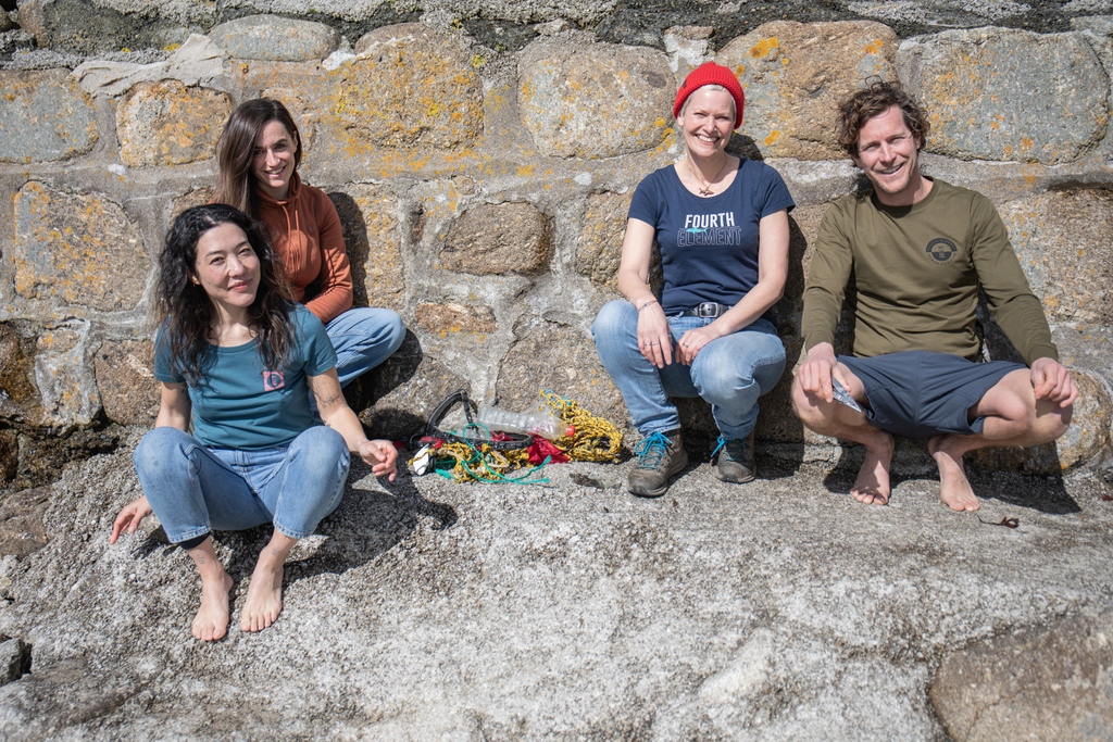 During the shoot for our new t-shirt collection, more & more beach debris was spotted - and naturally had to be collected for recycling. Thankfully our photographer was more focused on the job at hand!
View the range > bit.ly/feNewIn #fourthelement #beachclean #cleanup