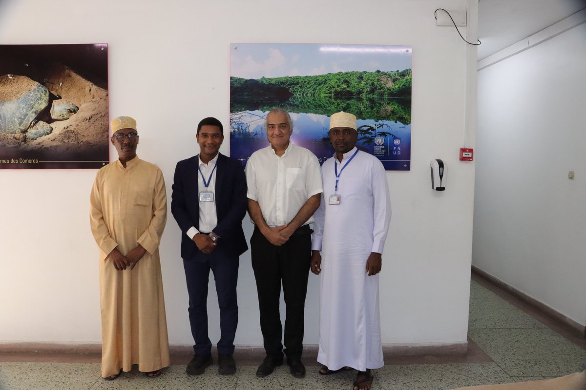 PNUD_Comores's tweet photo. Pour une coopération Sud-Sud et triangulaire réussie, #Cheik Omar Dia , project managment specialist @isdb_group a rencontré le #RR du PNUD et son équipe pays pour voir comment ces deux institutions à travers l'#ACCI pourront tirer profit d’une coopération fluctueuse et durable. https://t.co/ks7eoBr4rn