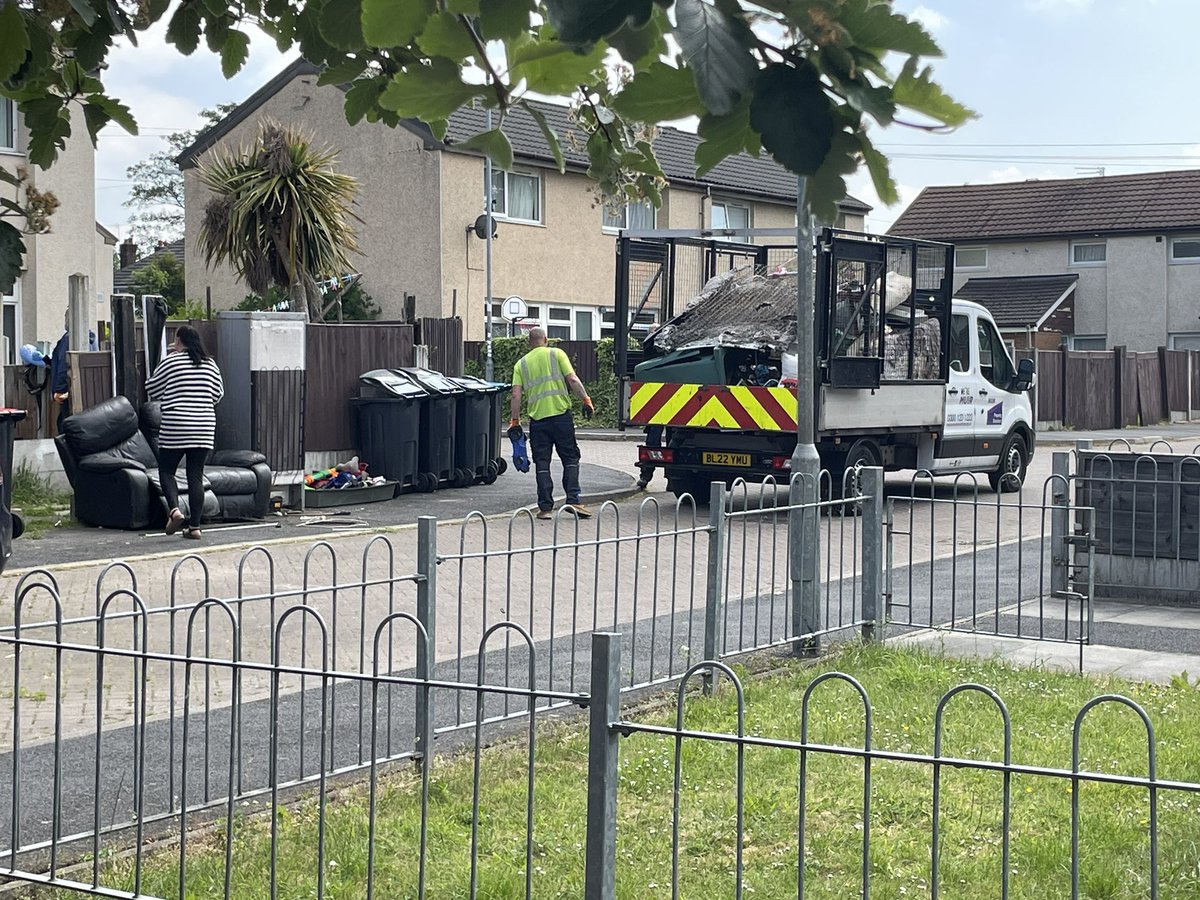 AlanStockton11's tweet photo. Glebe Green estate day good to have a catch up with our customers and have all our contractors here for the day @muir_property @MuirGroupHA if your around the area there is plenty of cakes pop along https://t.co/GXypEGGCXl
