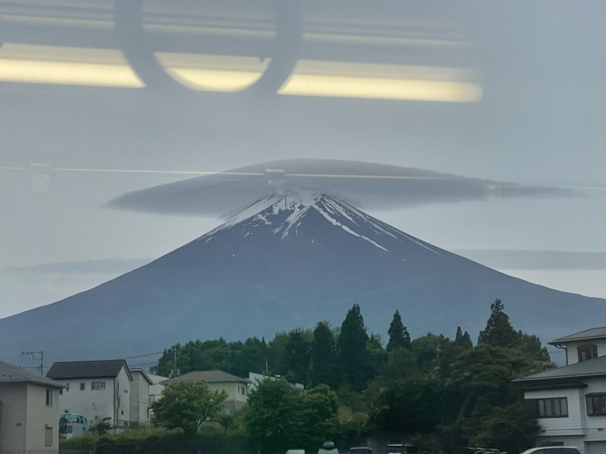 帰りの電車の車内から…富士山に笠雲。笠雲が出ていると翌日は天候が崩れる傾向があります。 報道でもあるように明日、6/2は大荒れの予想が出ております。 お出かけの際はご注意ください。 ※富士急行線でダイヤの乱れが発生した場合、富士急行線HPでご案内します。