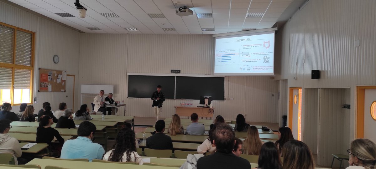 David Benítez de @URJCFCS presenta sus resultados sobre la activacion de receptores en #cancerdecolon en #farmadrid29 @UAHes . Gran presentación, enhorabuena!