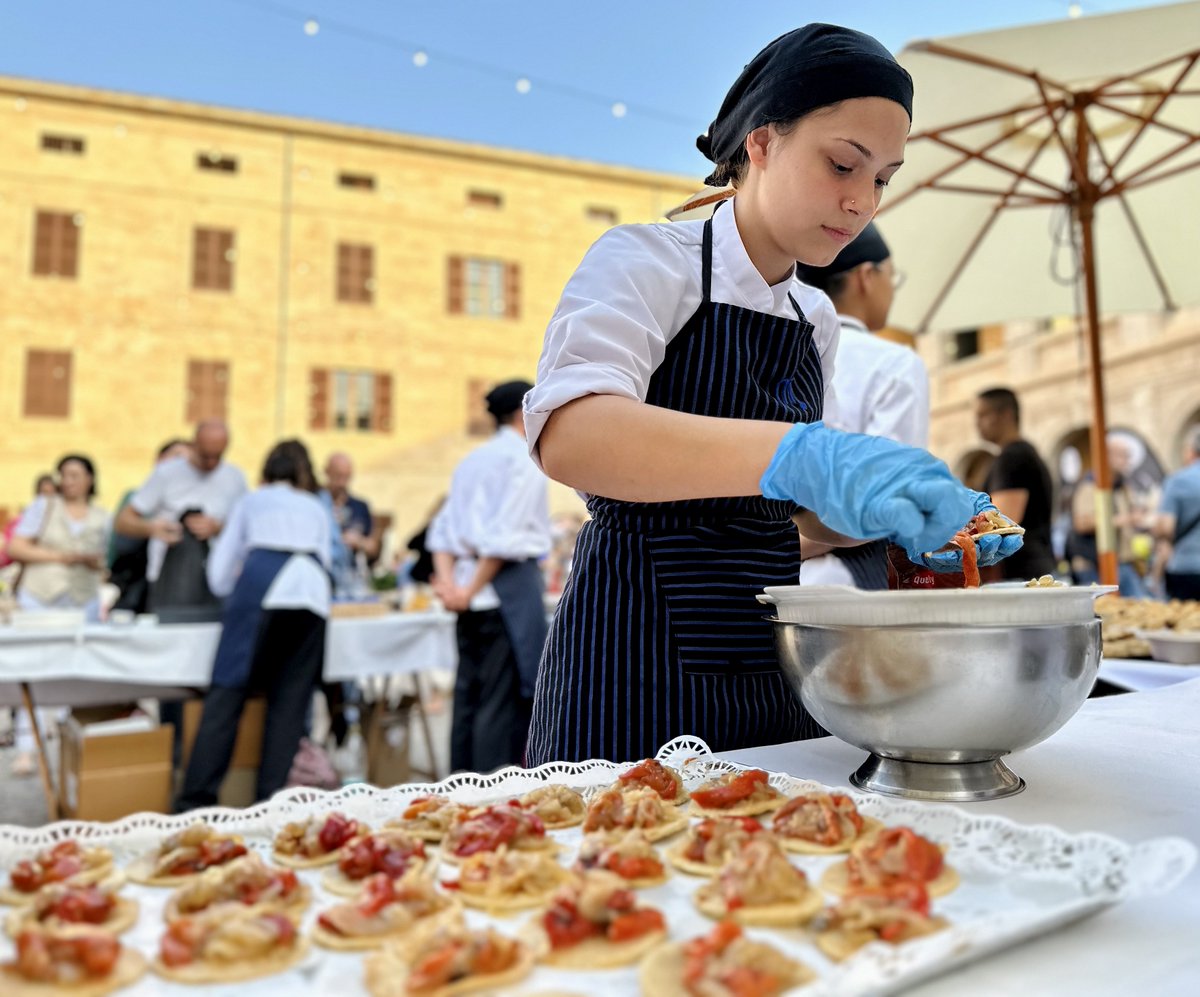 💥 Feliços d'haver format part de la «#NitDelVi2023» 💫 de <a href="/petitscellers/">Petits Cellers</a>. 🖇️ bit.ly/MaterNitDelVi2… 🍇 <a href="/orgmater/">Mater</a> era l'#Entitat beneficiària. ➕ L'equipàs de #Cuina 🧑🏻‍🍳 s'encarregà del #Càtering de #Tapes ofert durant l'#Esdeveniment. ⏬ #DePersonesAPersones: 𝗴𝗿à𝗰𝗶𝗲𝘀‼️ 💙