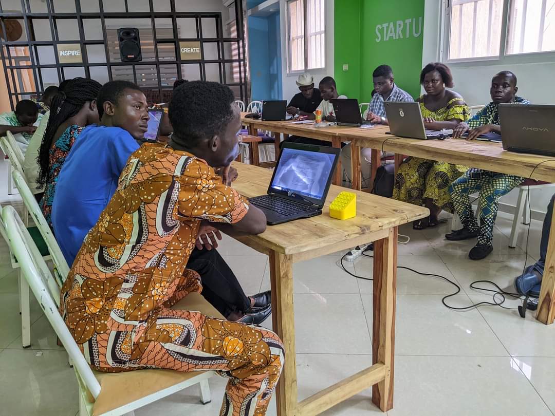 SadateIssifou's tweet photo. C'est pourquoi, dans le cadre de notre projet PIRCAD (Programme d'lnitiation et de Renforcement de Capacités Digitales), nous avons à cœur de sensibiliser les jeunes togolais sur la bonne utilisation des réseaux sociaux.
3/6
#TgTwittos #Togo #PIRCaD https://t.co/Qk5wYyQDjh