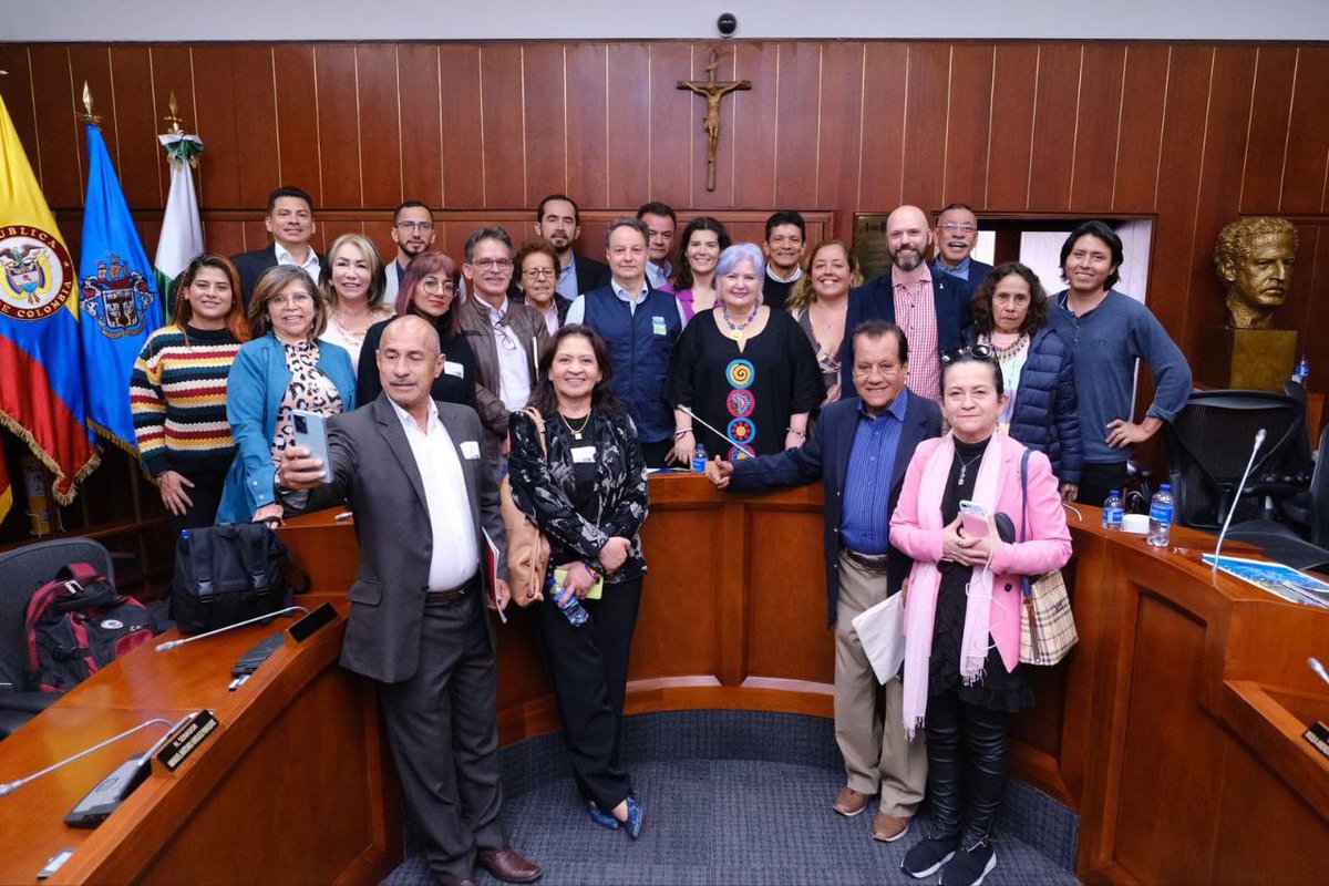 The voices of the people were heard in the Foreign Relations Commission of the Colombian Senate as part of the #FrenemosLasDemandasDeTransnacionales call for Colombia to review its 'corporate court' treaties and withdraw from this system of secret tribunals
#stopISDS