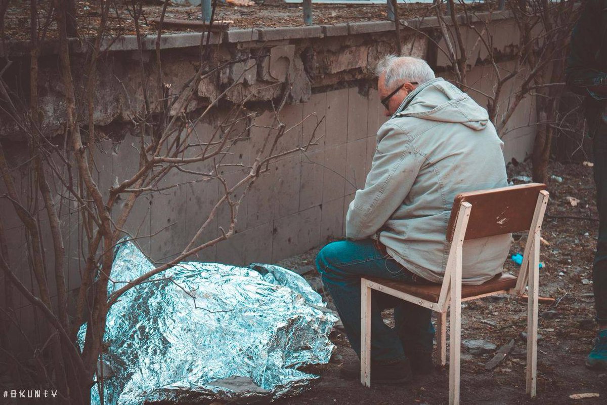 brk_kosova's tweet photo. Gece Rusya'nın saldırıları sırasında hayatını kaybeden torununun (9) başında bekleyen bir dede...
#Ukrayna #Kyiv https://t.co/cTKaLKo8k7