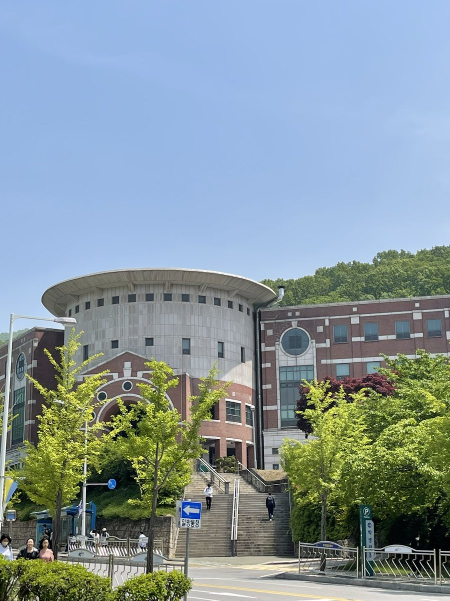 ihoseun02476301's tweet photo. This is our campus! Our campus is a combination of nature and buildings, and the weather is really pretty when the weather is nice, so it's a pity that I can't go to my parents' house and see this scene during vacation
#GBTWriting #2023TreasureHunt 9️⃣ https://t.co/Cr6rK8xaJa