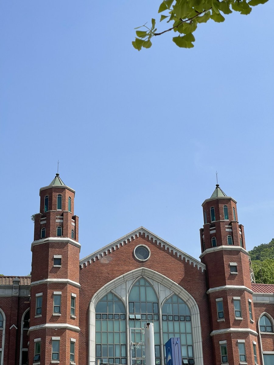 ihoseun02476301's tweet photo. This is our campus! Our campus is a combination of nature and buildings, and the weather is really pretty when the weather is nice, so it's a pity that I can't go to my parents' house and see this scene during vacation
#GBTWriting #2023TreasureHunt 9️⃣ https://t.co/Cr6rK8xaJa