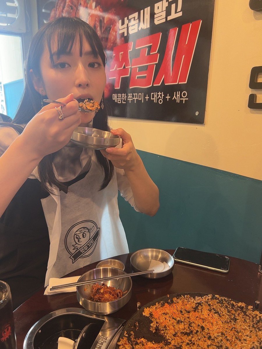 photogaki1126's tweet photo. おももと前回人多くて断念したチュクミなるものを食べてきた。
カフェでオシャレに撮ってもらったけど、ご飯食べてる時はガチ食いしてて草
美味しかったどんヽ(‘ ∇‘ )ノ
すぐ陰キャピースしてすまんね。笑
次はサムギョプサルしばきにいこうな、ありがとうやで𓌉𓇋 🥩 https://t.co/Adx8ZoMKfR