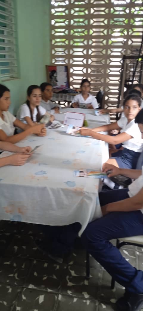 Prosalud  Chambas conversa con sus adolescentes sobre los riesgos de iniciarse en el nocivo hábito del Tabaco  porque están seguros que Vivir sin fumar: eso sí es salud!
#PromoviendoSalud
#PrevenirEsVivir
#Cuba @DiazCanelB 
@DrRobertoMOjeda 
@japortalmiranda 
@CubaUpp @dpsCiego