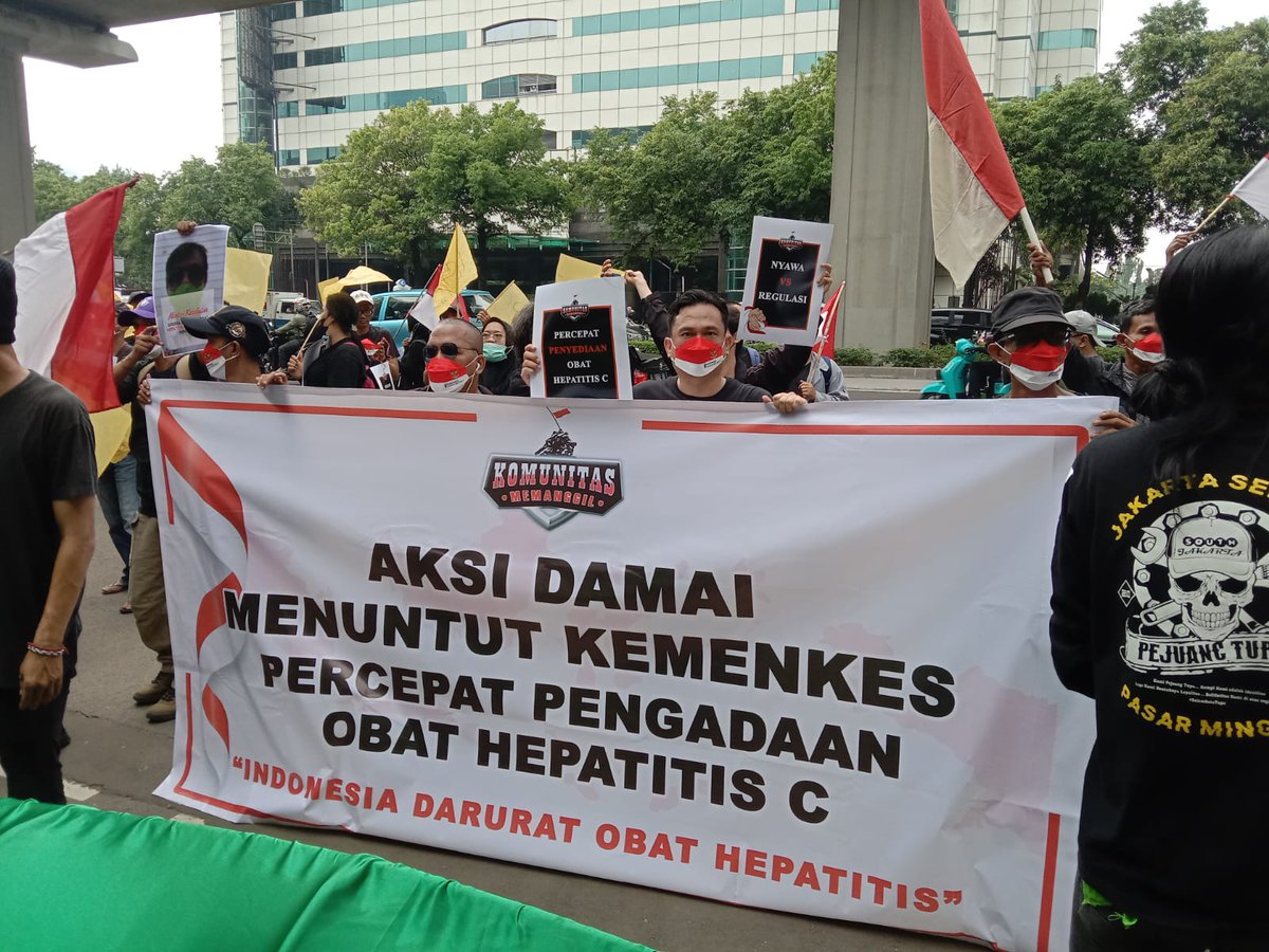 HatiPeduli's tweet photo. 29 May 2023: Peduli Hati with other organizations carried out a protest rally to demand that the government immediately procure the stock out Daclatasvir. It was also demanded that the MoH prudently plan for the future HCV medicines procurement with the involvement of community. https://t.co/ins1DDf9KB