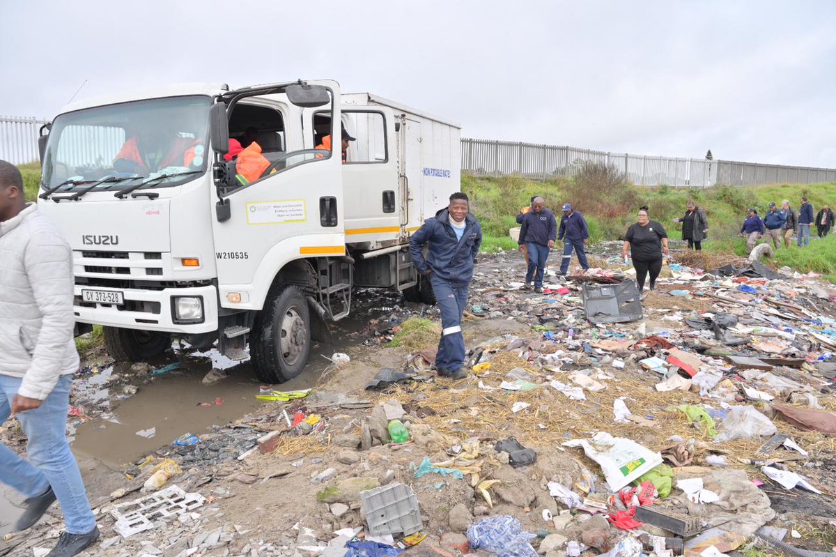 City teams onsite at Samora Machel to inspect the area requiring urgent service delivery and intervention.

The City's Mayco for Water and Sanitation, Cllr @ZahidBadroodien, Water and Sanitation Directorate officials.

#CTNews