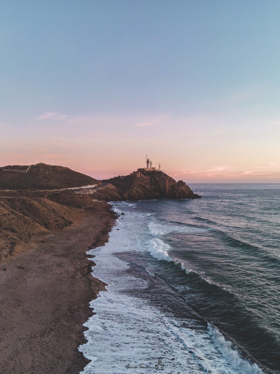 Ahí donde el pájaro vuela, 
ahí donde el mar suena,
ahí donde no hay ni una pena

📍Alm