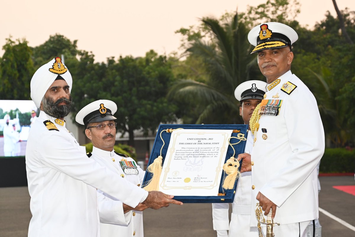 ️#HarKaamDeshKeNaam

Adm R Hari Kumar, #CNS presented Unit Citation to #INSValsura during the #NavalInvestitureCeremony held at #Visakhapatnam

Cmde JS Dhanoa, CO @IN_Valsura & Bikram Singh, MCMECH (P)I received the award

#80yrsGloriousServicetoNation
#TeamValsura

शं नो वरुणः