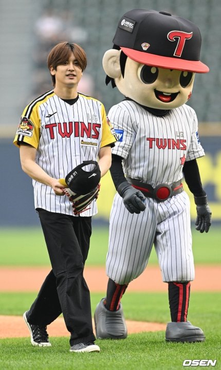 yunbinic's tweet photo. Chanwoo's press photos and articles from the first throw he did in LG Twins' match today.

https://t.co/nbX0su8Jwi
https://t.co/udxwmpOUUl
https://t.co/Y2C4dfSZgu
https://t.co/Y2C4dfSZgu
https://t.co/sVaMr1XwJV

#CHANWOOxLGTWINS
#iKON #아이콘 @iKONIC_143 https://t.co/Ug7GKzopA0