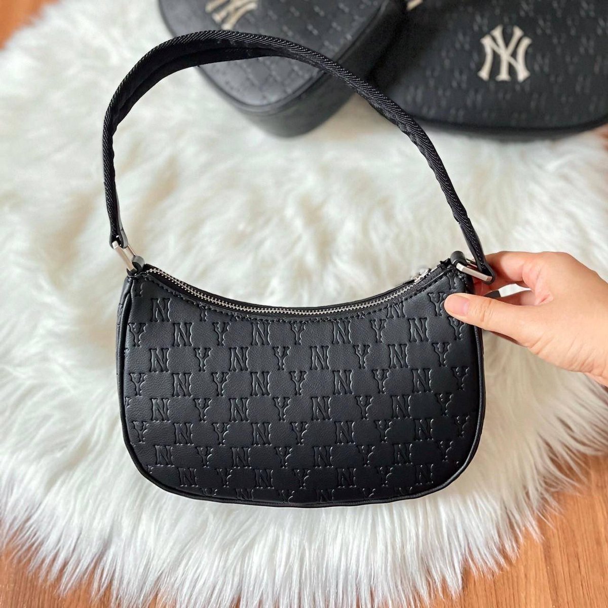 preforg7's tweet photo. กระเป๋ารุ่นขายดีพร้อมส่งค่ะ
กระเป๋า Mlb Monogram Embo hobo Bag กระเป๋าสะพายโฮโบ กระเป๋าหนังลายโลโก้ NY ทั้งใบ สวย หรู ดูแพงมาก
Size : 23.5 x 15.5 x 16cm.
สีดำ 🖤🖤
💵 Price : 3,990฿ รวมส่ง
#กระเป๋าmlb #กระเป๋าสะพาย #mlbbag #หวยรัฐบาลไทย #ตลาดนัดENHYPEN #ตลาดนัดtreasure https://t.co/VcQQJmgiuv