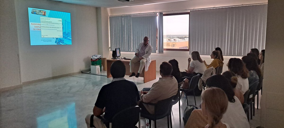 El Dr. Javier Ramos, jefe de Radiología del @HSJD_Aljarafe nos imparte sesión sobre Radiología de Tórax en el curso de urgencias para los nuevos EIR. ¡GRACIAS!
@UDMAFyCSevilla