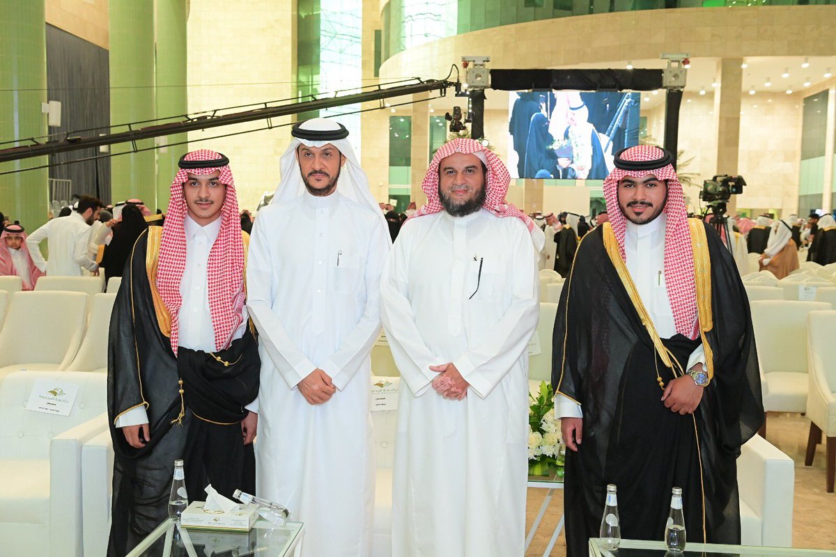 alsaleh_othman's tweet photo. سعدت بمشاركة أخي وعضيدي الغالي أحمد، فرحة تخرج أبناءه عبدالله ومحمد من كلية إدارة الأعمال #جامعة_المجمعة 
وأدعو الله أن يرى فيهم مايسره، ويرزقه صلاحهم وبرهم.
وأن يوفق الابناء عبدالله ومحمد لكل خير وتقدم ونجاح في قادم الأيام. https://t.co/wKy6vFUXaN
