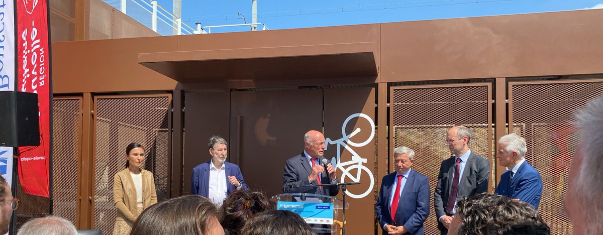 Quel bonheur d’inaugurer la halte et le PEM du Bouscat Sainte-Germaine. 
Un nouveau jalon de poser pour le #RERMetropolitain, au service des déplacements des habitants de l’aire bordelaise <a href="/AANZIANI/">Alain Anziani</a> <a href="/Etguyot/">Etienne Guyot</a> <a href="/ConnectGares/">SNCF Gares & Connexions</a> <a href="/gironde/">Gironde</a> @renaudlagrave <a href="/TERNouvelleAQ/">SNCF Voyageurs TER NOUVELLE-AQUITAINE</a> <a href="/Jacky_emon/">Jacky Emon</a>