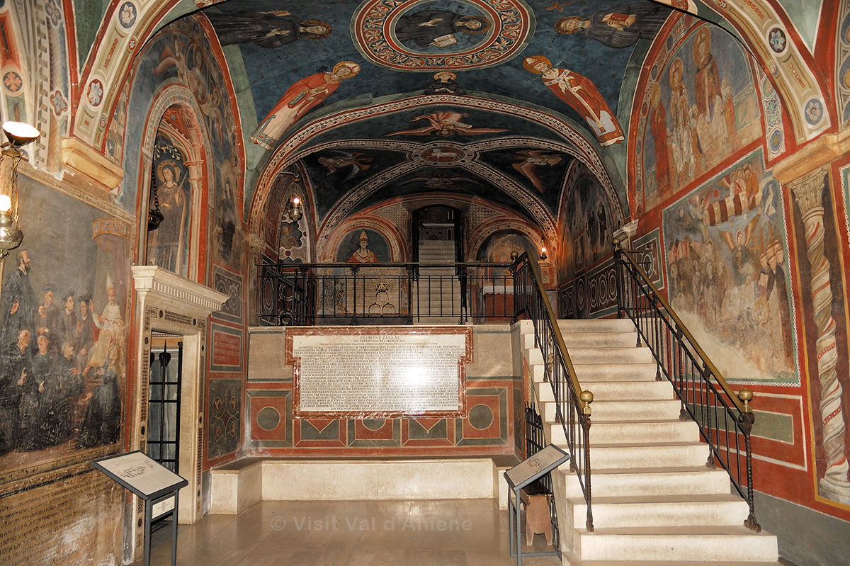 Arcate, torrette, tetti che sbucano dalla roccia, chiese, scalinate e cappelle affrescate, il Monastero di San Benedetto, a Subiaco, è un incredibile sovrapporsi di architetture che sembra sfidare la forza di gravità

#subiaco #ValdAniene #LazioEternaScoperta #LazioIsMe