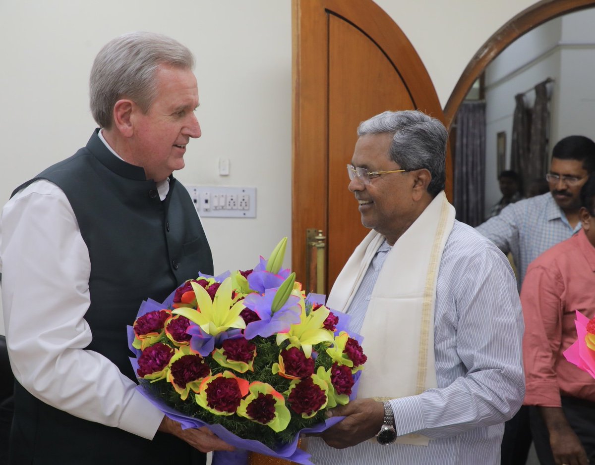CMofKarnataka's tweet photo. ಭಾರತದಲ್ಲಿನ ಆಸ್ಟ್ರೇಲಿಯನ್ ಹೈ ಕಮಿಷನರ್ ಬ್ಯಾರಿ ಓ ' ಫಾರೆಲ್ ಅವರು ಇಂದು ಮುಖ್ಯಮಂತ್ರಿ @siddaramaiah ಅವರನ್ನು ಭೇಟಿಯಾಗಿ ಮಾತುಕತೆ ನಡೆಸಿದರು. 
ದಕ್ಷಿಣ ಭಾರತದ ಆಸ್ಟ್ರೇಲಿಯನ್ ಕಾನ್ಸಲ್ ಜನರಲ್ ಸಾರಾ ಕಿರ್ಲೆವ್, ಬೆಂಗಳೂರಿನಲ್ಲಿ ಸ್ಥಾಪನೆಯಾಗಲಿರುವ ಆಸ್ಟ್ರೇಲಿಯನ್ ಕಾನ್ಸುಲೆಟ್ ಜನರಲ್ ನ ನಿಯೋಜಿತ ಡೆಪ್ಯುಟಿ ಕಾನ್ಸಲ್ ಜನರಲ್ ಹ್ಯುಂಗ್ - ಮಿನ್ ಕಿಮ್, ರಾಜ್ಯದ ಐಟಿ ಬಿಟಿ ಇಲಾಖೆ ಅಪರ ಮುಖ್ಯ ಕಾರ್ಯದರ್ಶಿಗಳಾದ ಡಾ. ಇ.ವಿ. ರಮಣ ರೆಡ್ಡಿ ಮತ್ತಿತರ ಗಣ್ಯರು ಈ ಸಂದರ್ಭದಲ್ಲಿ ಉಪಸ್ಥಿತರಿದ್ದರು.