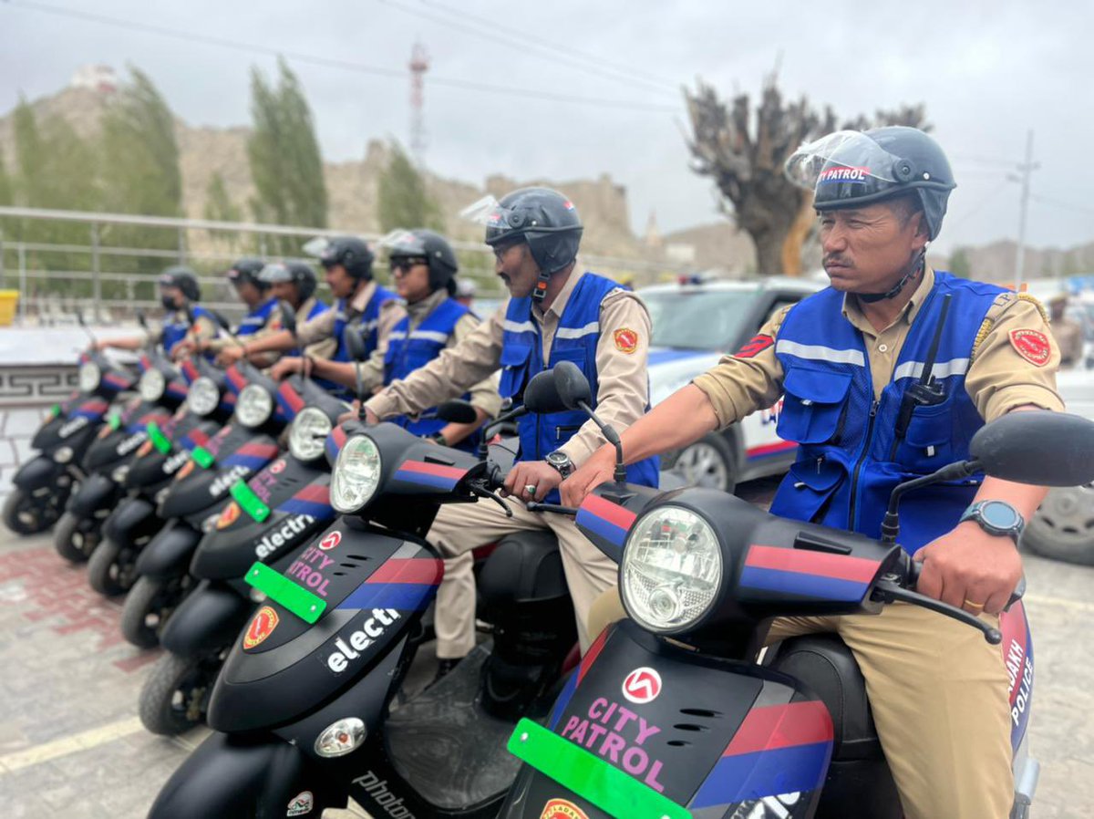 Hero_Electric's tweet photo. Empowering Ladakh Patrol Police with smarter & greener mobility! Excited to provide Hero electric bikes for sustainable and smart policing in Ladakh.
#heroelectric #TheSmartMove #SwitchToHeroElectric #electricscooters #ev https://t.co/qy91zALqHH