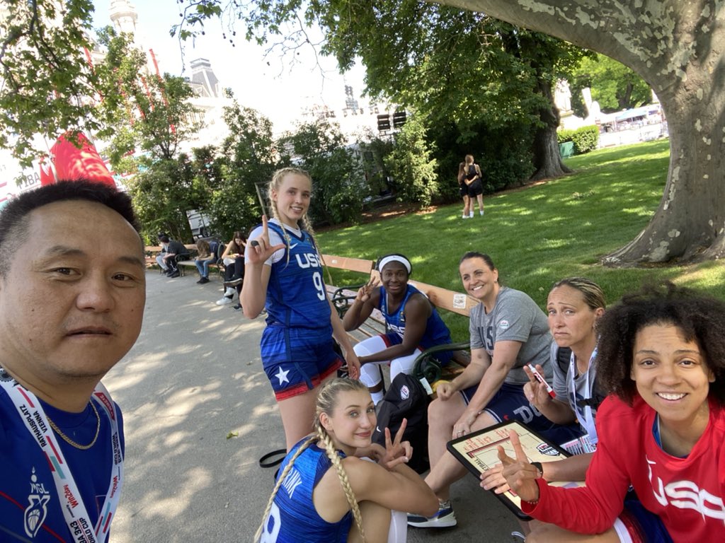 USA сагсан бөмбөг ур чадвар дээр тулгарлаж тоглодог. Монгол сагсан бөмбөг 13 зуунд дэлхийг базсан шиг тактик дээр тулгуурлаж тоглодог юм. USA охидууд үнэхээр манай улсыг хүндэлж магтаж байна шүү. Team Mongolia. 
Бид Нэг Баг. Бид Нэг Улс.