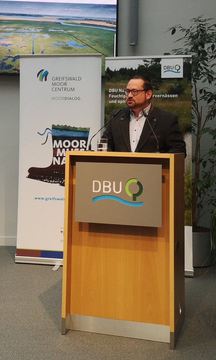 Wie können wir #Moorschutz beschleunigen, um unsere #Klimaschutz- & #Biodiversität-Ziele zu erreichen? Das diskutieren wir heute auf der Tagung @umweltstiftung @greifswaldmoor mit Akteuren aus #Landwirtschaft, #Naturschutz, Verwaltung und Politik. Packen wir es an! #RestoreNature