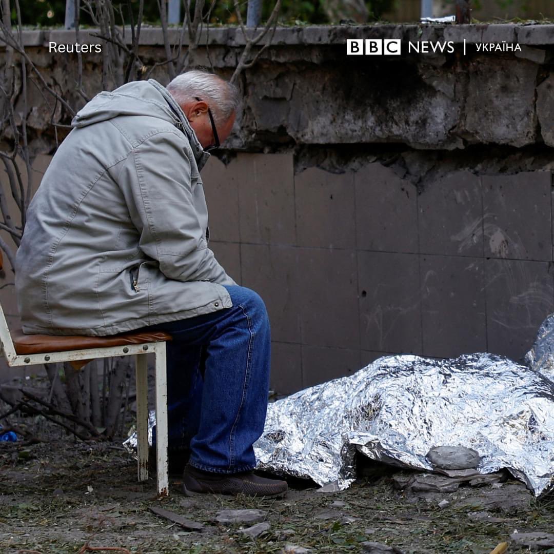 Grandfather sits over the body of his dead 9-year-old granddaughter. The girl ran with her mother to a shelter in Kyiv. It was at night, a few minutes after the beginning of the air alarm in the capital. On June 1, the world celebrates Children's Day. Photo Getty Images