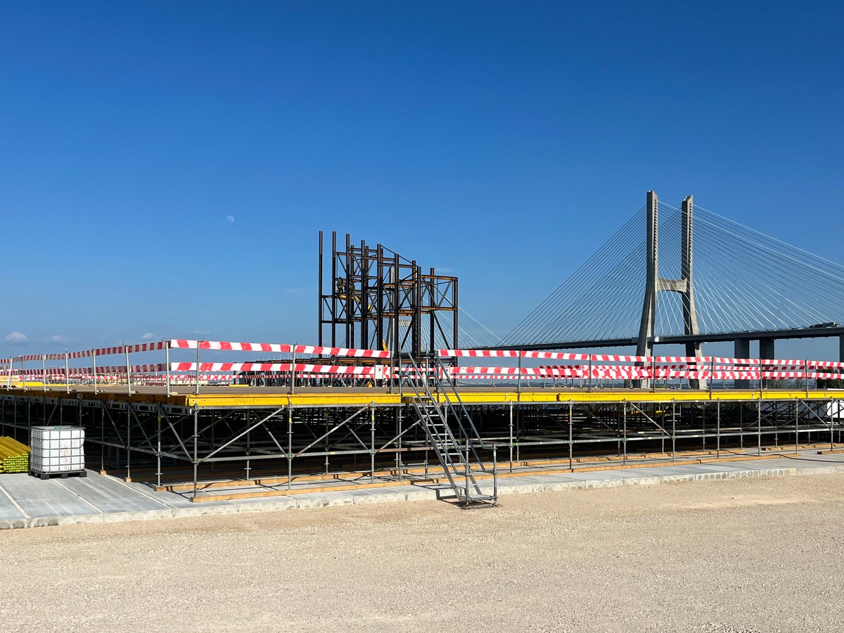 Renascenca's tweet photo. Altar-palco da #JMJ já está a ser montado no Parque Tejo

A infraestrutura onde o Papa presidirá à eucaristia já tem fundações, base e o início da parte traseira, faltando a cobertura. A ponte pedonal já está erguida.

📸 Tomás Anjinho Chagas/RR

#Renascença #AParComOMundo https://t.co/a0NyQUJQZx