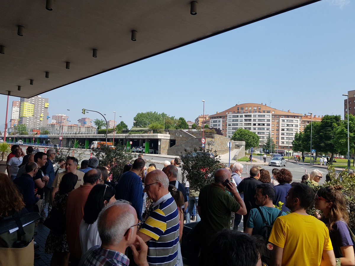 Gaur <a href="/CCOOeuskadi/">CCOO de Euskadi</a> -ko zenbait kidek gure babes osoa eman diogu Bizkaiko ostalarizako langileek egin duten eguerdiko lanuzteari <a href="/PuertadeBilbao/">Hotel Puerta Bilbao</a> hotelan.
Adi <a href="/asochostbizkaia/">Hosteleria Bizkaia</a> lan hitzarmen duinaren alde, borrokan gaudelako!
#SalarioOconflicto