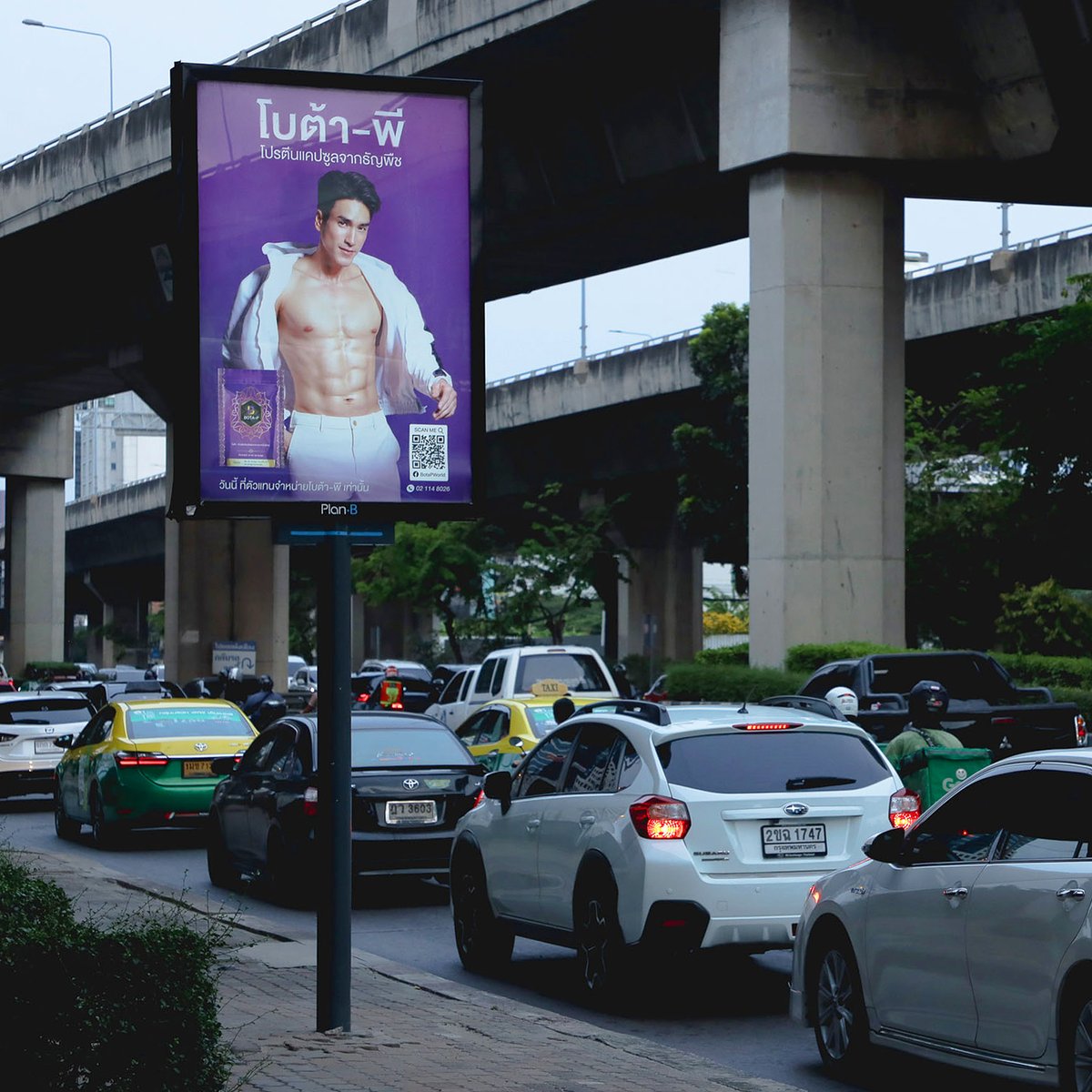 planbmedia_pcl's tweet photo. โบต้า-พี โปรตีน เปิดตัวพรีเซนเตอร์แบบร้อนแรงเกินต้าน ส่ง ‘ณเดชน์’ คูกิมิยะ โชว์ซิกแพคบนสื่อโฆษณานอกบ้าน เจาะตลาดมวลชนเข้าถึงผู้บริโภคทุกกลุ่ม ที่พูดได้เลยว่าใครที่ผ่านป้ายโฆษณาก็ต้องหยุดดู 👀
#BOTAPxNADECH #ณเดชน์คูกิมิยะ
#botapworld #planbmedia https://t.co/JNBj2wi19D