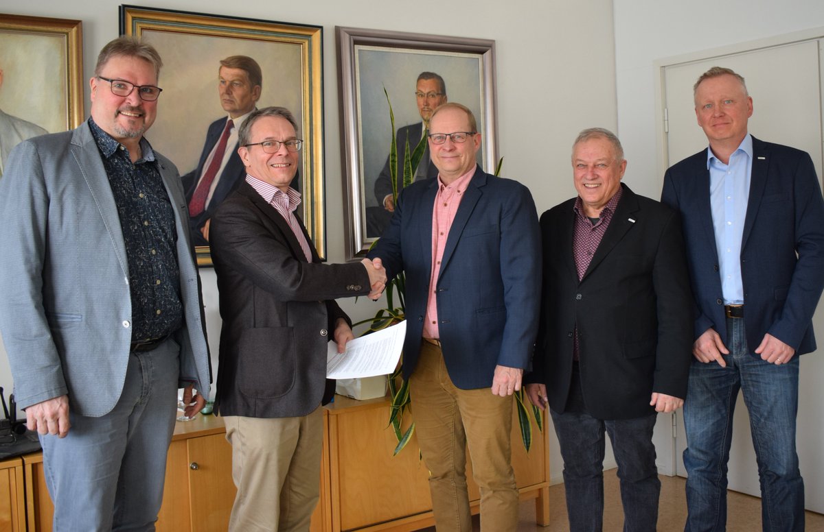 meto_ry's tweet photo. Koneyrittäjät ry ja METO - Metsäalan Asiantuntijat ry ovat allekirjoittaneet historiansa ensimmäisen yhteisen työehtosopimuksen. Lue lisää: https://t.co/OlaaG5KgT1

Kuva: Sirpa Heiskanen
#metsäasiantuntijat #Meto #koneyrittäjät @koneyrittajat https://t.co/ertDrO4auP