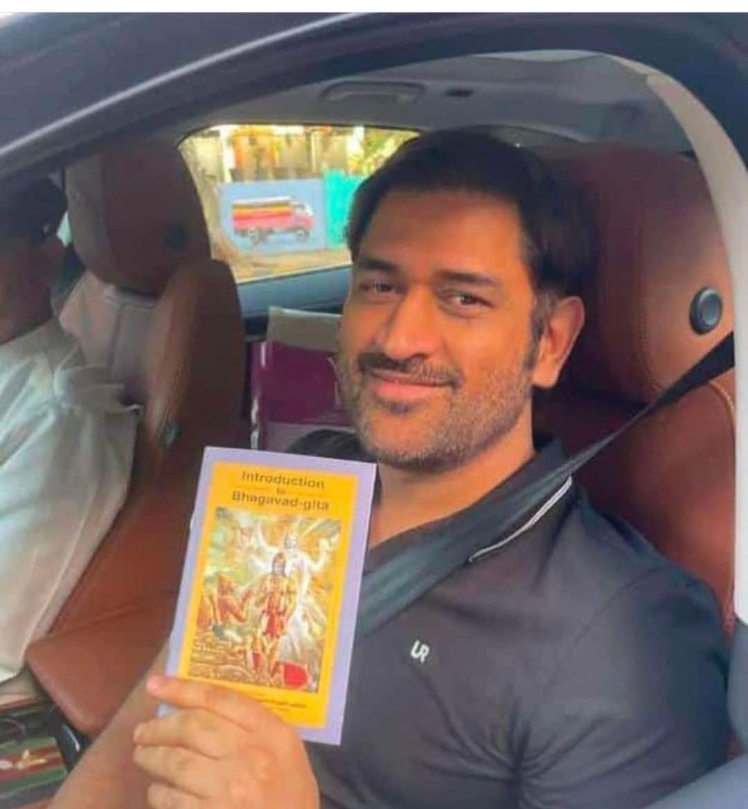 vissha's tweet photo. Ms Dhoni received Srimadh Bhagwat Geeta from ISKCON after winning IPL2023

#IPL2023Final #IPL2O23 #MSDhoni #CSKChampions #iskcon https://t.co/T1IZWL0y7N