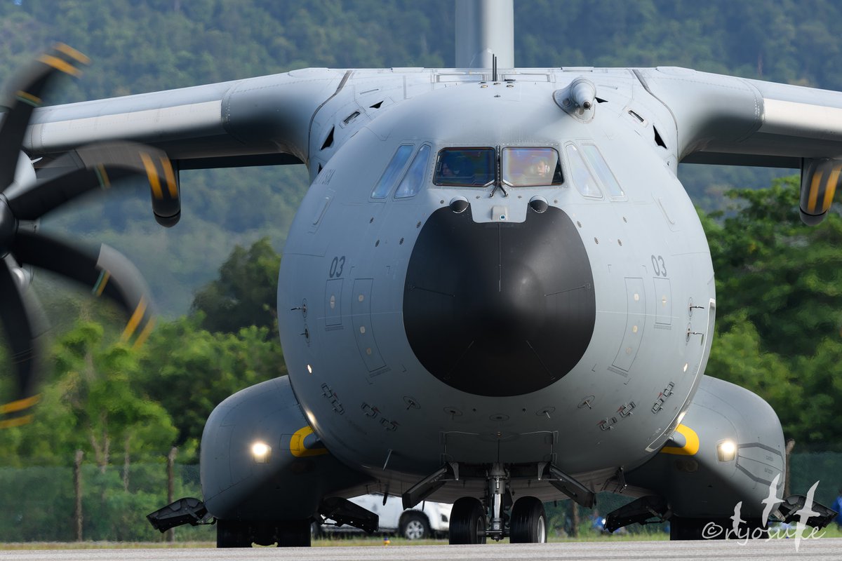 RMAF  A400M
このヘビーもギャラ同様に正面顔はどこか可愛らしい。
展示飛行が見てみたい🙄

2023.5.27  LIMA2023