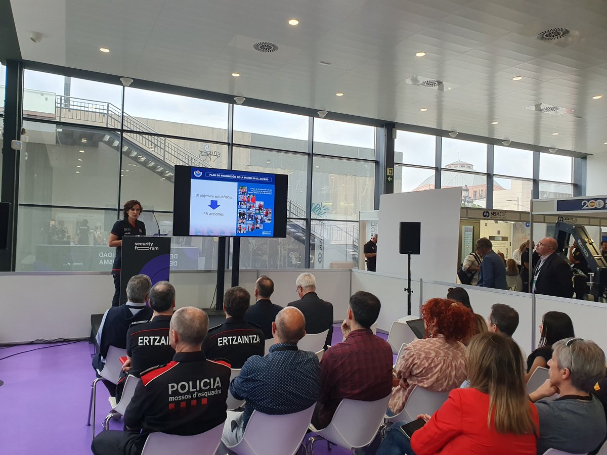 ertzaintzaEJGV's tweet image. #SecurityForum23 👮🏻‍♀️🗣 La comisaria @RaneaSandra ha participado con la ponencia titulada: “Evolución de la mujer en la Ertzaintza”

➡️ Ha hablado del 40 aniversario de la presencia de la mujer en la #Ertzaintza, así como el Plan de Promoción de las mujeres y otros retos futuros